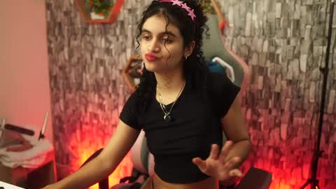 Snapshot of sweetbonii chatting on April 18, 7:07 pm Salom independent model online show from April 18, 7:07 pm