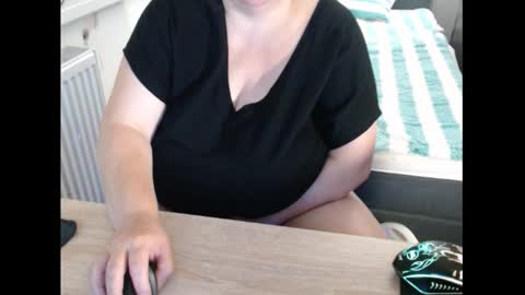 Snapshot of sweetboobs85h chatting on October 15, 8:09 pm Sweetboobs85h online show from October 15, 8:09 pm