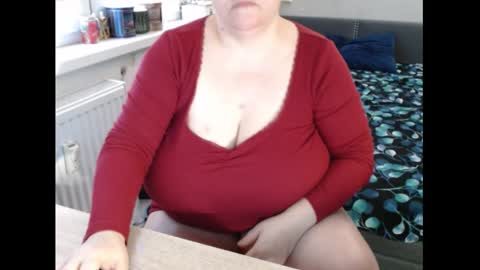 Snapshot of sweetboobs85h chatting on March 7, 11:29 am Sweetboobs85h online show from March 7, 11:29 am