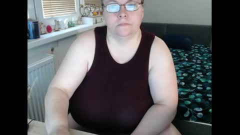 Snapshot of sweetboobs85h chatting on April 4, 8:45 am Sweetboobs85h online show from April 4, 8:45 am