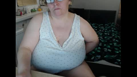 Snapshot of sweetboobs85h chatting on April 6, 7:26 pm Sweetboobs85h online show from April 6, 7:26 pm