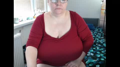 Snapshot of sweetboobs85h chatting on April 16, 8:59 am Sweetboobs85h online show from April 16, 8:59 am