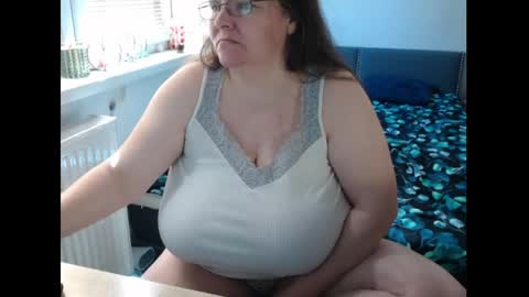 Snapshot of sweetboobs85h chatting on May 1, 8:41 am Sweetboobs85h online show from May 1, 8:41 am