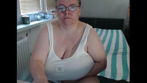Snapshot of sweetboobs85h chatting on May 16, 10:36 am Sweetboobs85h online show from May 16, 10:36 am