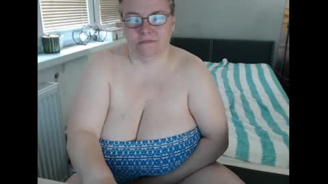 Snapshot of sweetboobs85h chatting on May 18, 9:48 am Sweetboobs85h online show from May 18, 9:48 am