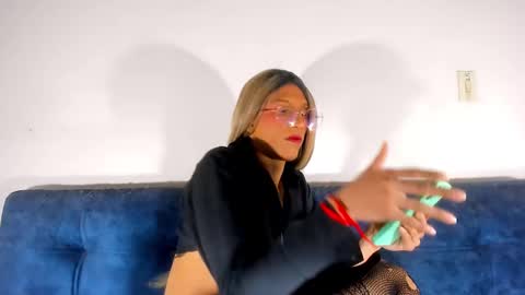 Snapshot of sweetdesaire chatting on February 17, 3:31 pm Amelia online show from February 17, 3:31 pm