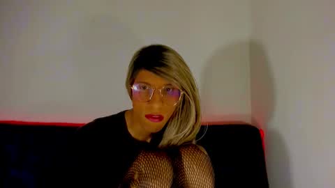 Snapshot of sweetdesaire chatting on February 1, 3:43 pm Amelia online show from February 1, 3:43 pm