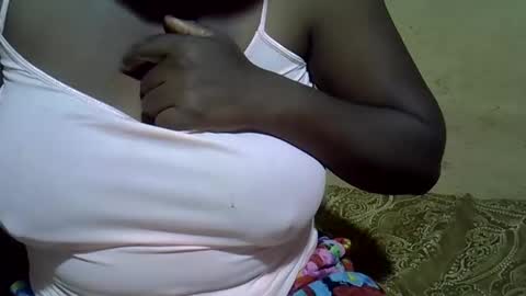 Snapshot of sweetdivah2 chatting on February 6, 6:44 pm divinah online show from February 6, 6:44 pm