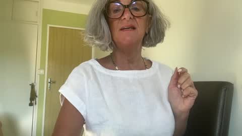 Snapshot of sweethoneymonica chatting on July 7, 7:23 am SweetHoneyMonica online show from July 7, 7:23 am