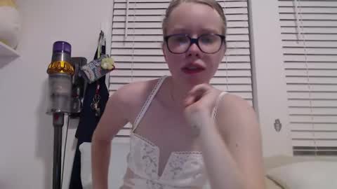 Snapshot of sweetiek1tty chatting on September 12, 12:11 am Sweetiek1tty online show from September 12, 12:11 am