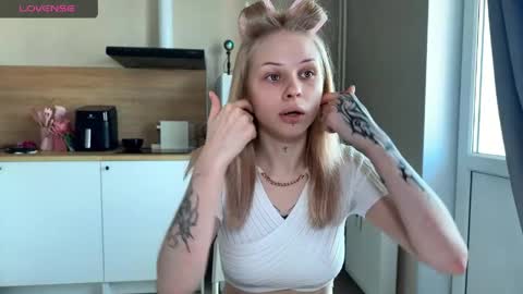 sweetie Lisa3 online show from May 13, 8:55 am