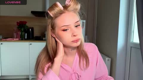 sweetie Lisa3 online show from May 16, 9:06 am