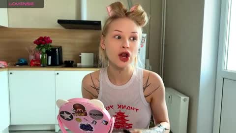 sweetie Lisa3 online show from May 17, 8:01 am