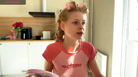 sweetie Lisa3 online show from May 18, 5:57 am