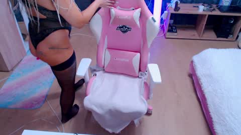 Snapshot of sweetjess022 chatting on December 4, 2:59 pm jessica online show from December 4, 2:59 pm