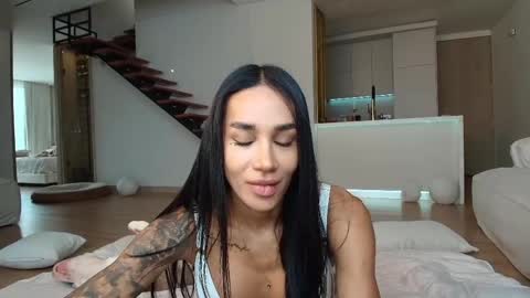 Laura Saenz  Geminis online show from May 17, 3:30 pm