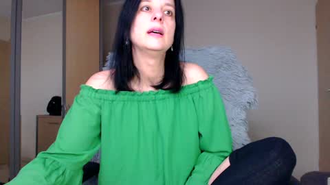 Snapshot of sweetlonglips_ chatting on December 4, 9:29 am JenJenny online show from December 4, 9:29 am