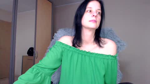 Snapshot of sweetlonglips_ chatting on December 5, 12:11 pm JenJenny online show from December 5, 12:11 pm