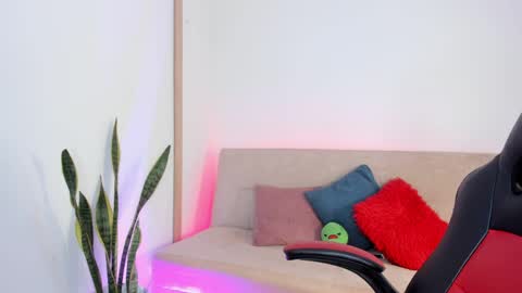 Snapshot of sweetluna___ chatting on April 6, 11:44 am instagram sweetluna 0 online show from April 6, 11:44 am