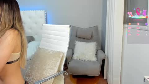 Snapshot of sweetmoon_20 chatting on February 24, 8:18 pm christie online show from February 24, 8:18 pm