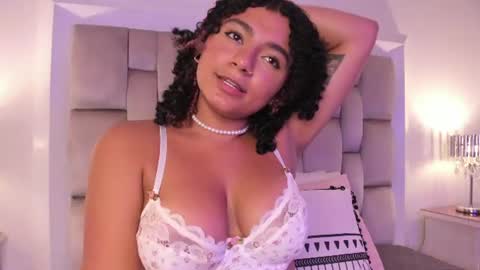 Snapshot of sweets_one chatting on June 20, 4:15 am sweets one online show from June 20, 4:15 am