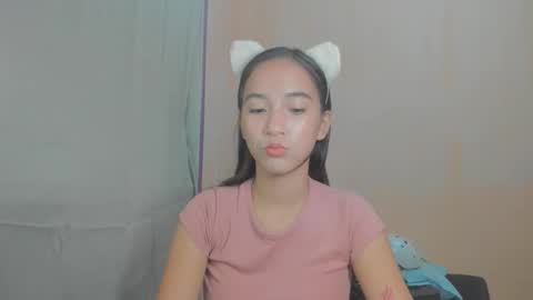 Mia online show from December 5, 2:58 pm