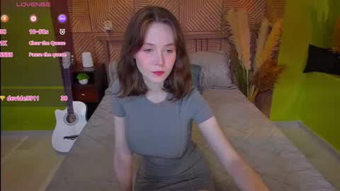 Snapshot of sweetshy_ chatting on September 18, 1:24 pm Alice online show from September 18, 1:24 pm