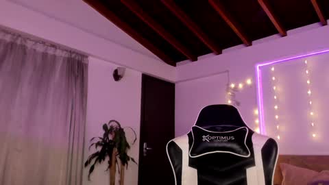 Snapshot of sweett_catt1 chatting on December 12, 5:42 am Cat independent model online show from December 12, 5:42 am