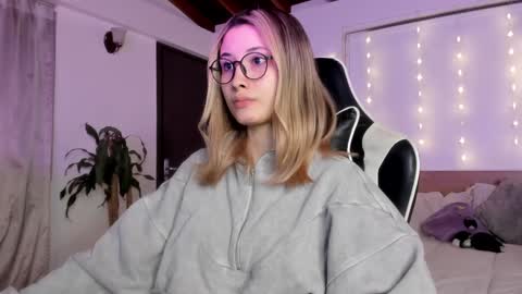 Snapshot of sweett_catt1 chatting on December 27, 8:56 am Cat independent model online show from December 27, 8:56 am