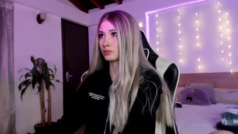 Snapshot of sweett_catt1 chatting on December 31, 5:33 am Cat independent model online show from December 31, 5:33 am