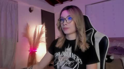 Snapshot of sweett_catt1 chatting on February 23, 8:28 am Cat independent model online show from February 23, 8:28 am