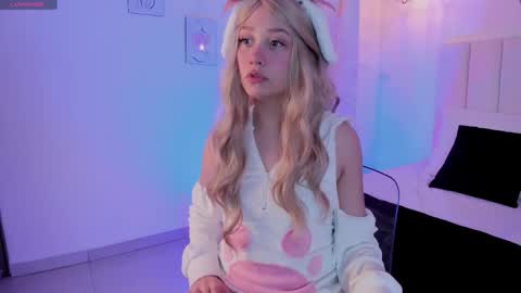 Snapshot of sweett_fire chatting on March 24, 6:35 pm sweett_fire online show from March 24, 6:35 pm