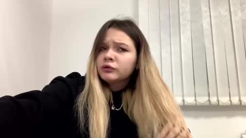 Snapshot of sweettchloe chatting on December 24, 3:27 am SweetTChloe online show from December 24, 3:27 am