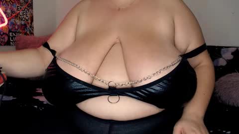 Snapshot of sweettm chatting on November 4, 9:41 am Maya online show from November 4, 9:41 am