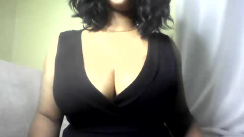 Snapshot of sweetveee chatting on July 4, 8:37 pm Vee online show from July 4, 8:37 pm