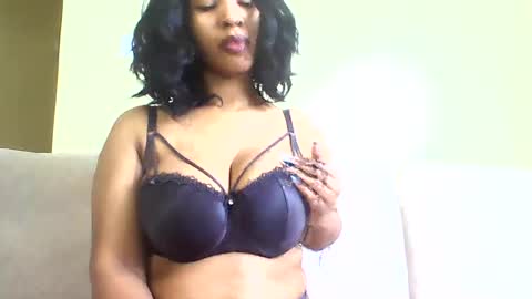 Snapshot of sweetveee chatting on July 13, 10:18 am Vee online show from July 13, 10:18 am
