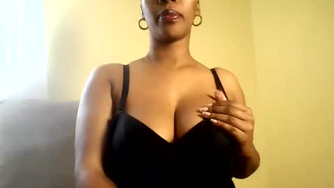 Snapshot of sweetveee chatting on August 6, 12:29 pm Vee online show from August 6, 12:29 pm
