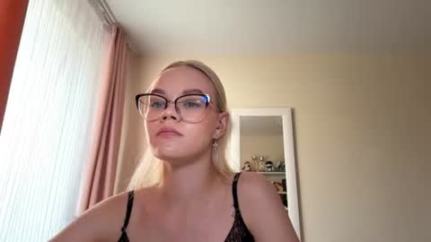 Mia online show from July 9, 9:46 am