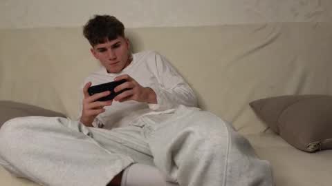 Snapshot of tai_fun chatting on December 3, 3:32 pm Alex online show from December 3, 3:32 pm