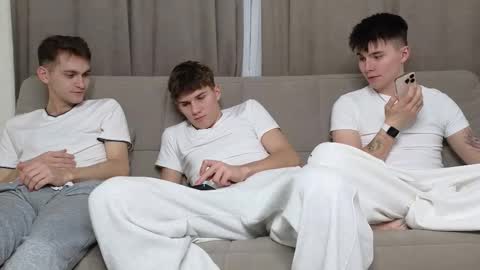 Snapshot of tai_fun chatting on December 21, 5:42 pm Alex online show from December 21, 5:42 pm