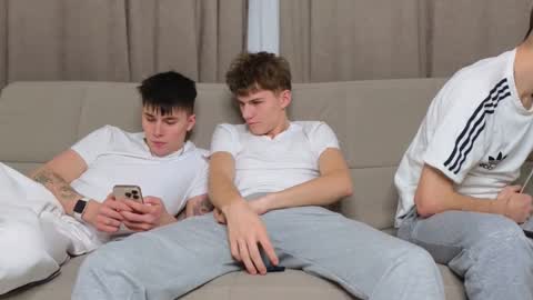 Snapshot of tai_fun chatting on December 22, 5:43 pm Alex online show from December 22, 5:43 pm