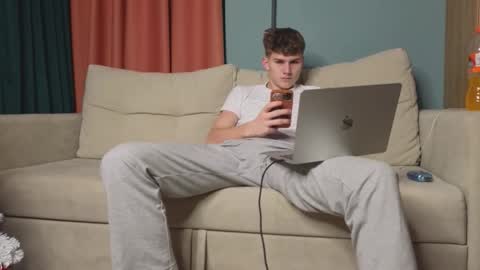 Snapshot of tai_fun chatting on January 13, 6:24 pm Alex online show from January 13, 6:24 pm