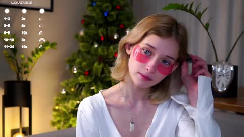 Snapshot of taitehambelton chatting on January 19, 1:32 am Mia online show from January 19, 1:32 am