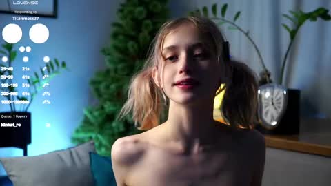 Snapshot of taitehambelton chatting on February 18, 8:27 am Mia online show from February 18, 8:27 am