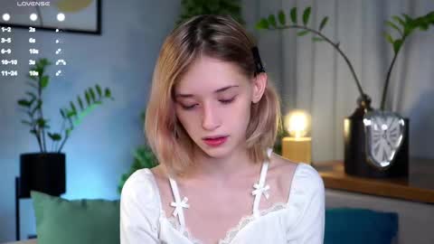 Snapshot of taitehambelton chatting on February 19, 1:40 am Mia online show from February 19, 1:40 am