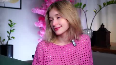 Snapshot of taitehambelton chatting on March 2, 1:26 am Mia online show from March 2, 1:26 am