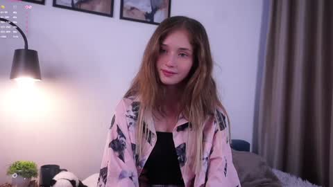 Snapshot of taitehambelton chatting on October 18, 2:03 am Mia online show from October 18, 2:03 am