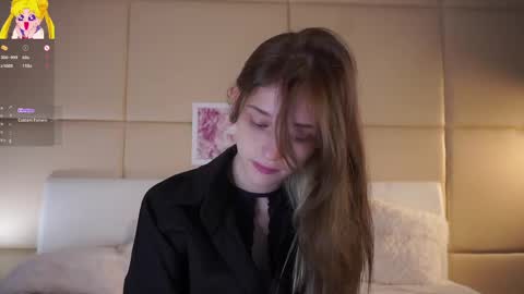 Mia online show from May 8, 11:15 am