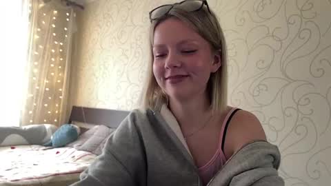 Mia online show from May 4, 2:46 pm