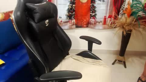 Snapshot of tamara_luaren chatting on December 7, 6:15 pm Tamara online show from December 7, 6:15 pm